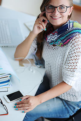 포토 JPG 해외이미지 학생 손 여자 교육 아시아 배낭 텍스트 학교 모바일 책가방 세포 기술 실내 한명 앉기 성인 건물 노트북 스마트폰 핸드폰 스터디 컴퓨터 모니터 공책 터치 키보드 잡기 메시지 도서관 스마트 책상 대학교 문자메시지 해외포토 1 건축물 나라 가구 컨셉 가방 모션 문구용품 사람 내부 신체부위 전자제품 스마트기기 학습 파일형식 이미지허브