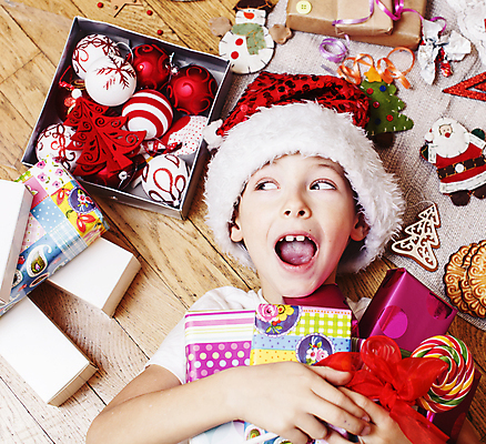 포토 JPG 해외이미지 백인 모자 1 계절 행복 감정 얼굴 어린이 크리스마스 겨울 휴가 새로움 주택 선물 한명 미소 사람 손짓 소년 내부 목재 장식 빨간색 상자 산타클로스 흰색 축하 표현 아기 잡기 시원함 연도 고립 진짜 클라우스 해외포토 서양인 나무 잡화 기념일 남자 컬러 컨셉 재료 모션 표정 건물 신체부위 파일형식 이미지허브