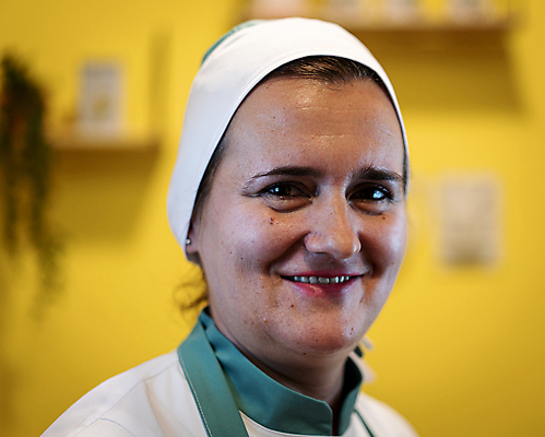 포토 JPG 해외이미지 백인 직업 모자 1 라이프스타일 산업 음식 백그라운드 유니폼 2 비즈니스 성공 노동자 선반 실내 요리 한명 서기 미소 사람 인종 성인 취미 내부 갈색 노란색 주방 식당 요리사 간호사 업무 닫기 동료 직원 서비스 해외포토 서양인 잡화 옷 컬러 가구 컨셉 관계 모션 표정 생활 상점 의료진 작업 파일형식 이미지허브