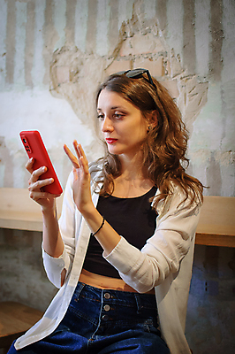 포토 JPG 해외이미지 손 벽 와이셔츠 인터넷 의자 모바일 갈색머리 실내 관리 한명 미소 사람 앉기 스마트폰 핸드폰 카메라 카페 청바지 네트워크 정상 무선전화기 검색 와이파이 온라인쇼핑 다락방 힙스터 해외포토 1 헤어스타일 패션 가구 셔츠 바지 모션 표정 내부 신체부위 전자제품 스마트기기 쇼핑 상점 전화기 무선인터넷 온라인 파일형식 이미지허브