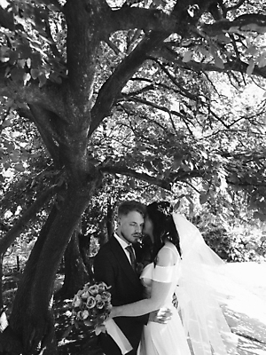 포토 JPG 해외이미지 백인 커플 드레스 공원 여자 남자 행복 감정 꽃다발 결혼 가족 신혼부부 포옹 결혼식 남편 키스 함께함 사랑 미소 사람 정장 성인 야외 두명 초록색 햇빛 뷰티 맑음 낭만 신혼여행 흰색 축하 아내 유혹 열정 베일 해외포토 서양인 부부 옷 공공시설 꽃 컬러 컨셉 관계 안기 날씨 표정 이벤트 태양 애정표현 신혼 파일형식 이미지허브