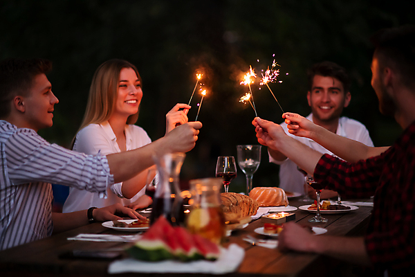 포토 JPG 해외이미지 여자 남자 음식 와인잔 수박 폭죽 들기 여러명 상반신 성인 야외 빛 파티 저녁식사 저녁 소프트포커스 즐거움 성인만 해외포토 감정 다수 술잔 과일 모션 촬영기법 사람 이벤트 식사 야간 파일형식 이미지허브