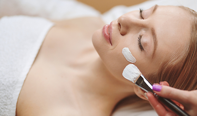 포토 JPG 해외이미지 손 여자 실내 한명 들기 근접촬영 상반신 성인 옆모습 신체부위 뷰티 눈감음 붓 피부관리 바르기 팩 성인여자한명만 해외포토 1 뷰포인트 모션 사람 내부 화장품 여자한명만 성인여자만 파일형식 이미지허브