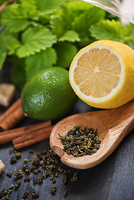 포토 JPG 해외이미지 잎 티타임 근접촬영 사람없음 레몬 라임 나무숟가락 찻잎 시나몬스틱 해외포토 식물 뷰포인트 과일 휴식 차_음료 숟가락 시나몬 파일형식 이미지허브