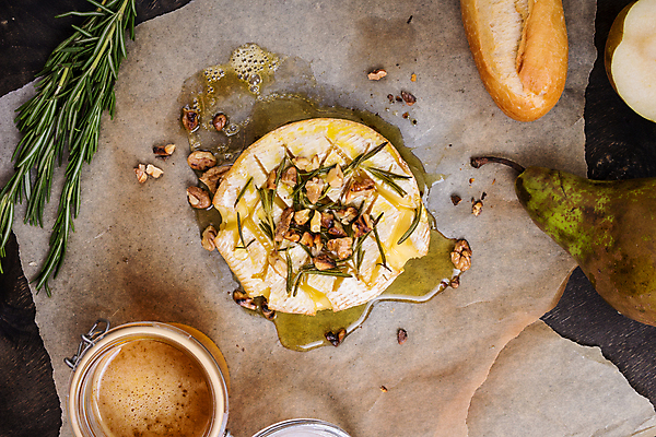 포토 JPG 해외이미지 치즈 실내 사람없음 하이앵글 견과류 까망베르치즈 종이호일 치즈구이 해외포토 뷰포인트 유제품 내부 구이 파일형식 이미지허브