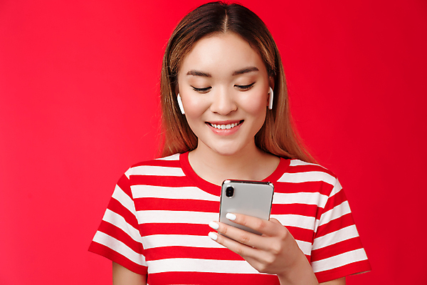 포토 JPG 해외이미지 여자 실내 한명 웃음 들기 동양인 상반신 성인 앞모습 빨간색 스마트폰 즐거움 노래감상 무선이어폰 성인여자한명만 해외포토 1 감정 뷰포인트 컬러 이어폰 모션 표정 사람 인종 내부 핸드폰 스마트기기 음악감상 여자한명만 성인여자만 파일형식 이미지허브