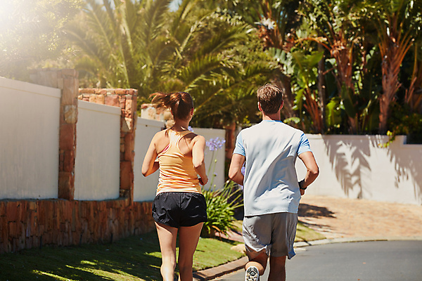 포토 JPG 해외이미지 주간 커플 여자 남자 함께함 건강 상반신 성인 야외 두명 뒷모습 달리기 조깅 운동 햇빛 성인만 카피스페이스 해외포토 자연요소 뷰포인트 컨셉 관계 모션 사람 태양 공백 파일형식 이미지허브