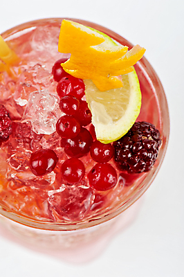 포토 JPG 해외이미지 실내 사람없음 아웃포커스 하이앵글 와인 얼음 칵테일 레몬 흰배경 칵테일잔 산딸기 라임 크랜베리 오렌지껍질 해외포토 자연요소 열매 뷰포인트 백그라운드 술잔 오렌지 과일 주류 촬영기법 내부 껍질 흰색 파일형식 이미지허브