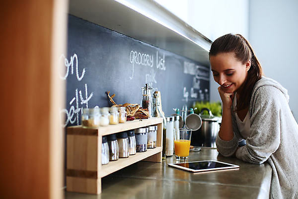 포토 JPG 해외이미지 백인 라이프스타일 여자 행복 얼굴 인터넷 오렌지 탁자 아침 주택 실내 미소 앉기 성인 사람없음 내부 뷰티 알약 우주 주방 주스 흰색 비즈니스우먼 아침식사 책상 주부 와이파이 해외포토 주간 서양인 감정 음료 컬러 가구 과일 비즈니스 모션 표정 사람 건물 생활 신체부위 약 식사 직장인 무선인터넷 파일형식 이미지허브