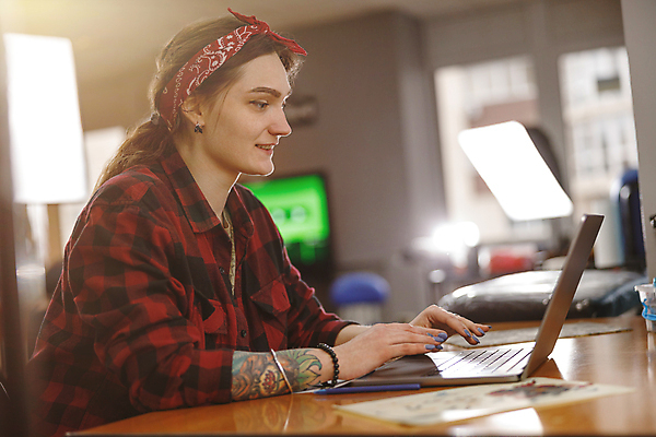 포토 JPG 해외이미지 여자 아이디어 실내 미술 한명 앉기 성인 옆모습 노트북 작업 디자이너 문신 책상 타투이스트 프로젝트 성인여자한명만 해외포토 직업 1 뷰포인트 가구 컨셉 모션 문화예술 사람 내부 전자제품 여자한명만 성인여자만 파일형식 이미지허브