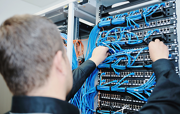 포토 JPG 해외이미지 남자 실내 관리 한명 상반신 성인 뒷모습 자료 전선 잡기 센터 시스템 서버 서버실 성인남자한명만 해외포토 1 뷰포인트 모션 사람 내부 남자한명만 성인남자만 파일형식 이미지허브