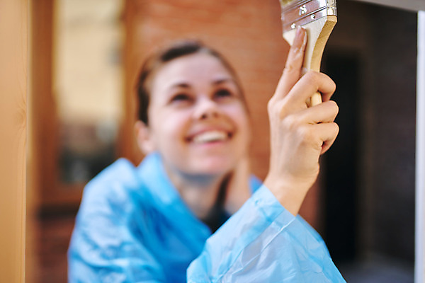 포토 JPG 해외이미지 여자 한명 들기 상반신 성인 목재 앞모습 올려보기 페인트칠 소프트포커스 바르기 페인트붓 목공예 목재가구 셀프 성인여자한명만 셀프인테리어 해외포토 나무 1 뷰포인트 가구 재료 모션 페인팅 촬영기법 사람 인테리어 붓 공예 여자한명만 성인여자만 파일형식 이미지허브