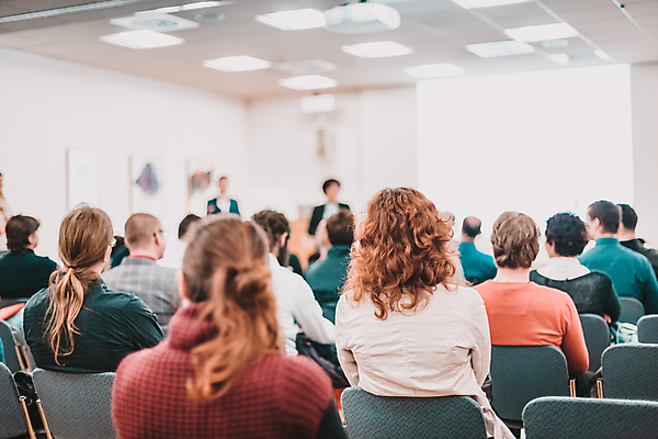 포토 JPG 해외이미지 여자 남자 실내 앉기 여러명 상반신 성인 뒷모습 아웃포커스 듣기 군중 소프트포커스 강의 강당 세미나 성인만 해외포토 뷰포인트 다수 모션 촬영기법 사람 내부 파일형식 이미지허브