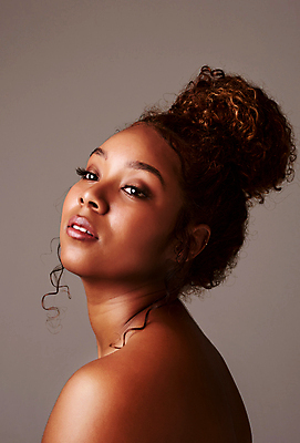 포토 JPG 해외이미지 모델 응시 여자 백그라운드 한명 상반신 성인 옆모습 화장 뷰티 우아함 피부 성인여자한명만 카피스페이스 해외포토 1 시선 뷰포인트 컨셉 사람 신체부위 공백 여자한명만 성인여자만 파일형식 이미지허브