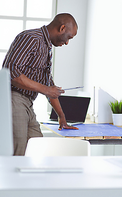 포토 JPG 해외이미지 직업 디자인 남자 행복 안경 돈 비즈니스 주택 직장 실내 한명 미소 사람 성인 컴퓨터 검은색 업무 비즈니스맨 자신감 그리기 작업실 엔지니어 건축가 디자이너 스케치 컨설턴트 청사진 경영 프로젝트 해외포토 1 잡화 감정 컬러 회사 모션 표정 미술 내부 건물 전자제품 작업 직장인 기술자 재산 전문직 상담 파일형식 이미지허브