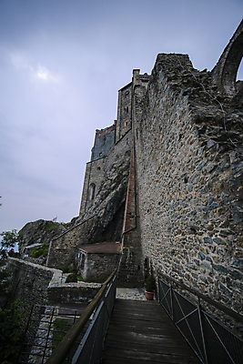 포토 JPG 해외이미지 유럽 종교 여행 건축양식 하늘 산 사람없음 건물 성당 교회 탑 이탈리아 수확 중세 역사 성자 폐허 알프스 신성 수도원 산기슭 고딕 로마네스크 수녀원 신앙심 옛날 파멸 피에몬테 해외포토 건축물 건축 나라 컨셉 농업 종교건축 파일형식 소멸 이미지허브
