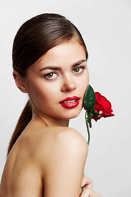 포토 JPG 해외이미지 백인 응시 여자 포즈 한명 들기 상반신 성인 옆모습 뒷모습 화장 뷰티 장미 성인여자한명만 해외포토 서양인 1 시선 꽃 뷰포인트 모션 사람 여자한명만 성인여자만 파일형식 이미지허브