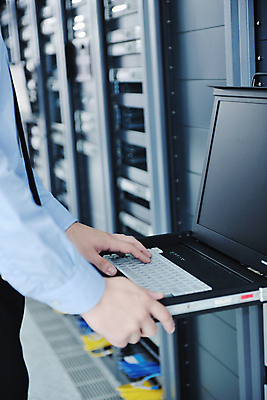 포토 JPG 해외이미지 남자 실내 관리 한명 상반신 성인 옆모습 노트북 자료 잡기 비즈니스맨 센터 시스템 서버 서버실 성인남자한명만 해외포토 1 뷰포인트 비즈니스 모션 사람 내부 전자제품 직장인 남자한명만 성인남자만 파일형식 이미지허브