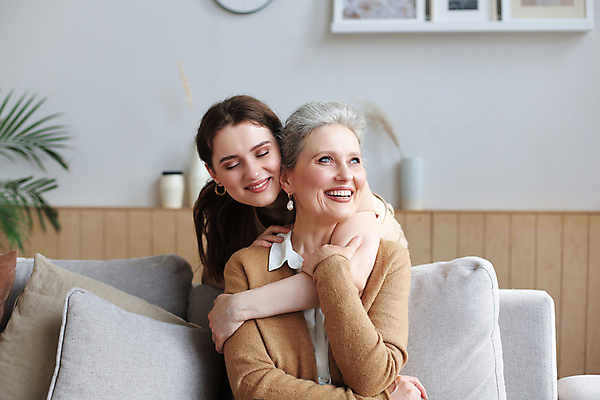 포토 JPG 해외이미지 라이프스타일 응시 여자 노년 행복 할머니 모녀 실내 미소 웃음 상반신 성인 두명 앞모습 소파 눈감음 잡기 백허그 감싸기 여자만 해외포토 시선 딸 감정 뷰포인트 의자 가족 모션 포옹 엄마 표정 사람 내부 생활 파일형식 이미지허브