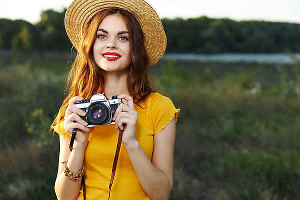 포토 JPG 해외이미지 주간 백인 라이프스타일 응시 여자 한명 미소 들기 상반신 성인 취미 야외 앞모습 카메라 사진촬영 사진사 성인여자한명만 해외포토 자연요소 서양인 1 시선 뷰포인트 모션 표정 사람 생활 전자제품 촬영 작가 여자한명만 성인여자만 파일형식 이미지허브