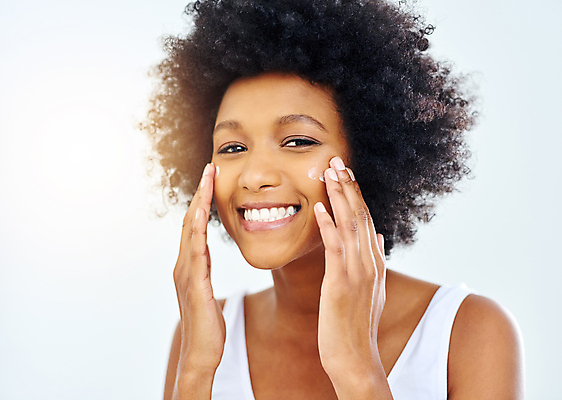 포토 JPG 해외이미지 모델 응시 여자 백그라운드 한명 상반신 성인 앞모습 뷰티 화장품 우아함 피부 바르기 성인여자한명만 카피스페이스 해외포토 1 시선 뷰포인트 컨셉 모션 사람 신체부위 공백 여자한명만 성인여자만 파일형식 이미지허브