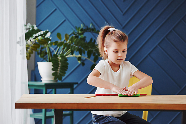 포토 JPG 해외이미지 서양인 여자 어린이교육 화분 어린이 의자 실내 미술 한명 앉기 상반신 앞모습 책상 그림 점토 미술교육 소녀한명만 해외포토 외국인 1 교육 뷰포인트 가구 모션 문화예술 사람 내부 여자한명만 소녀만 파일형식 이미지허브