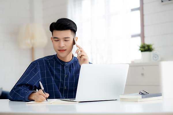 포토 JPG 해외이미지 백인 직업 1 라이프스타일 남자 행복 아시아 인터넷 비즈니스 통신 탁자 성공 모바일 주택 실내 말하기 대화 한명 미소 사람 앉기 동양인 성인 노트북 스마트폰 핸드폰 컴퓨터 사무실 쪽지 공책 방 기록 업무 비즈니스맨 무선전화기 책상 온라인 프리랜서 해외포토 서양인 감정 나라 가구 컨셉 모션 문구용품 표정 인종 내부 건물 생활 전자제품 스마트기기 작업 직장인 전화기 파일형식 이미지허브