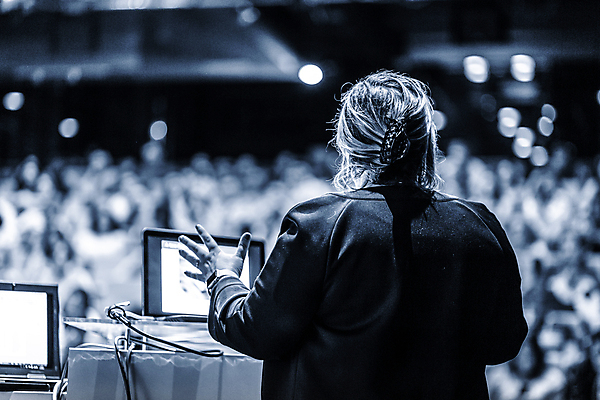 포토 JPG 해외이미지 여자 흑백 실내 한명 손짓 상반신 성인 뒷모습 아웃포커스 강의 강당 세미나 성인여자한명만 해외포토 1 뷰포인트 모션 촬영기법 사람 내부 여자한명만 성인여자만 파일형식 이미지허브