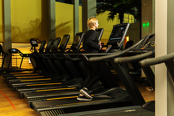 포토 JPG 해외이미지 라이프스타일 여자 행복 스포츠 포즈 운동화 신체 모션 실내 건강 한명 사람 성인 운동복 달리기 조깅 운동 건강관리 힘 기계 장비 몸무게 날씬함 연습 체육관 런닝머신 달리기선수 선로 양발 해외포토 1 옷 감정 신발 관리 내부 생활 운동기구 몸매 육상선수 파일형식 이미지허브