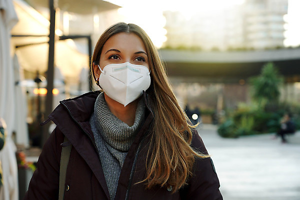 포토 JPG 해외이미지 얼굴 겨울 거리 건강 가면 한명 사람 야외 걷기 일몰 도시 자신감 보호 질병 일회용 예방 정사각형 긍정 감염 설정 백신 예방접종 카피스페이스 해외포토 도형 1 계절 감정 컨셉 의학 모션 신체부위 노을 공백 접종 파일형식 이미지허브
