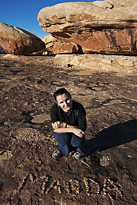 포토 JPG 해외이미지 국립공원 한명 미소 여행객 미국 바위 이름 해외포토 1 공원 북아메리카 표정 사람 돌_바위 파일형식 이미지허브