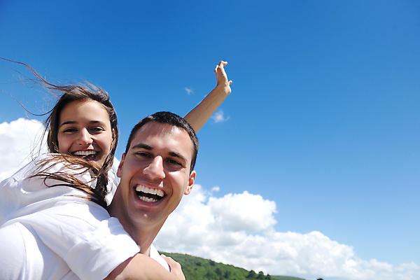 포토 JPG 해외이미지 주간 라이프스타일 커플 여자 남자 데이트 휴식 사랑 웃음 상반신 성인 해변 야외 두명 옆모습 손들기 맑음 업기 성인만 해외포토 자연요소 감정 바다 뷰포인트 컨셉 관계 모션 날씨 표정 사람 생활 파일형식 이미지허브