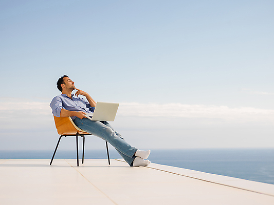 포토 JPG 해외이미지 전신 남자 의자 비즈니스 하늘 휴식 한명 앉기 성인 야외 옆모습 노트북 자유 옥상 성인남자한명만 해외포토 1 뷰포인트 가구 컨셉 모션 사람 전자제품 남자한명만 성인남자만 파일형식 이미지허브