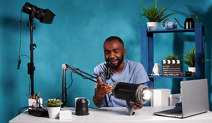 포토 JPG 해외이미지 남자 화초 전등 선반 안내 한명 들기 상반신 성인 앞모습 컵 파란색 노트북 촬영 책상 마이크 방송 촬영실 성인남자한명만 유튜버 해외포토 식물 1 식기 뷰포인트 컬러 음향기기 가구 모션 조명 사람 전자제품 공간 남자한명만 성인남자만 파일형식 크리에이터 이미지허브