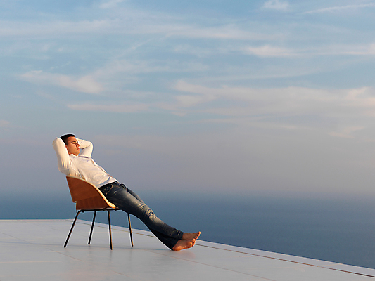 포토 JPG 해외이미지 전신 남자 의자 비즈니스 하늘 휴식 한명 앉기 성인 야외 옆모습 자유 옥상 성인남자한명만 해외포토 1 뷰포인트 가구 컨셉 모션 사람 남자한명만 성인남자만 파일형식 이미지허브