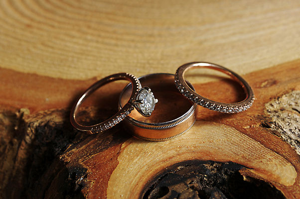 포토 JPG 해외이미지 나무 디자인 커플 기념일 조각 결혼 백그라운드 꽃무늬 결혼식 사랑 사람없음 목재 장식 초록색 뷰티 낭만 흰색 시골 축하 반지 원형 황금 고급 닫기 보석 배열 심볼 결혼반지 다이아몬드 약혼 백금 해외포토 도형 식물 꽃 감정 컬러 컨셉 무늬 재료 장신구 관계 모션 이벤트 광석 약속 파일형식 이미지허브