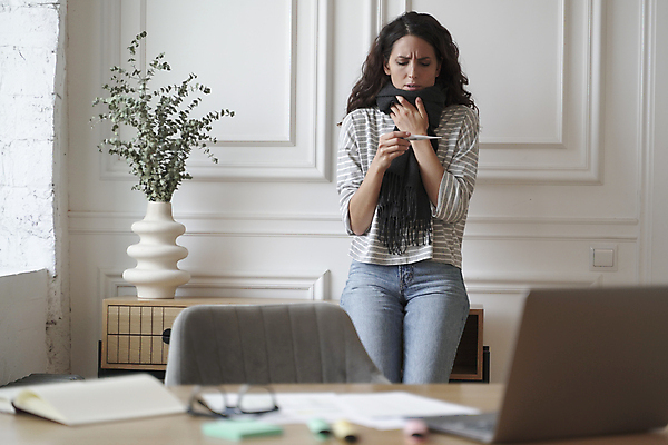 포토 JPG 해외이미지 응시 여자 탁자 직장 실내 한명 들기 상반신 성인 노트북 사무실 목도리 고통 추위 잡기 열 찡그림 질병 온도계 체온계 소프트포커스 측정 인플루엔자 증상 성인여자한명만 해외포토 1 시선 잡화 감정 가구 회사 비즈니스 의학 모션 촬영기법 표정 사람 내부 전자제품 바이러스 여자한명만 성인여자만 파일형식 이미지허브