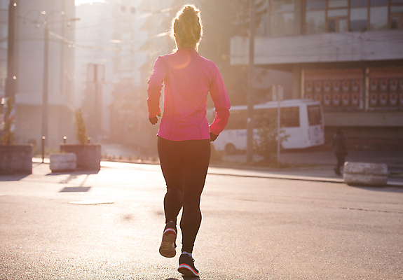 포토 JPG 해외이미지 전신 라이프스타일 여자 아침 거리 건강 한명 성인 야외 건물 뒷모습 운동복 달리기 조깅 햇빛 마을 유산소운동 러닝 성인여자한명만 해외포토 주간 1 건축물 옷 뷰포인트 모션 사람 생활 운동 태양 여자한명만 성인여자만 파일형식 이미지허브