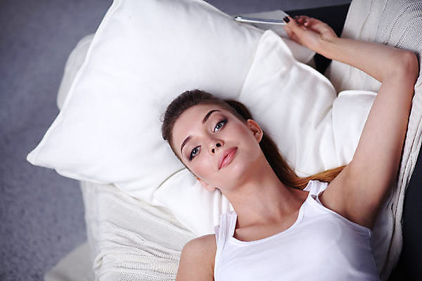 포토 JPG 해외이미지 백인 라이프스타일 긴머리 여자 행복 셔츠 거실 가정 베개 청소년 아파트 주택 갈색머리 실내 한명 미소 앉기 20대 스마트폰 핸드폰 소파 평화 타이핑 잡기 휴게실 검은머리 다이얼 내추럴 거짓말 해외포토 서양인 1 헤어스타일 감정 컨셉 상의 의자 침구 모션 표정 사람 청년 내부 건물 생활 전자제품 스마트기기 파일형식 이미지허브