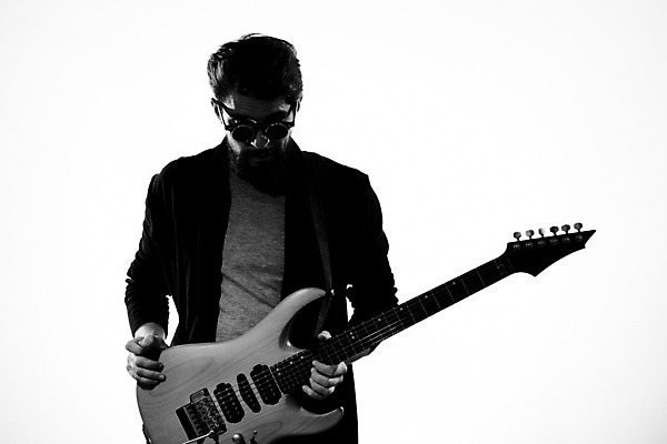 포토 JPG 해외이미지 남자 연주 흑백 한명 상반신 성인 앞모습 선글라스 기타 매기 기타리스트 로큰롤 락스타 성인남자한명만 내려보기 해외포토 1 안경 음악 뷰포인트 모션 현악기 촬영기법 사람 연주자 남자한명만 성인남자만 파일형식 이미지허브