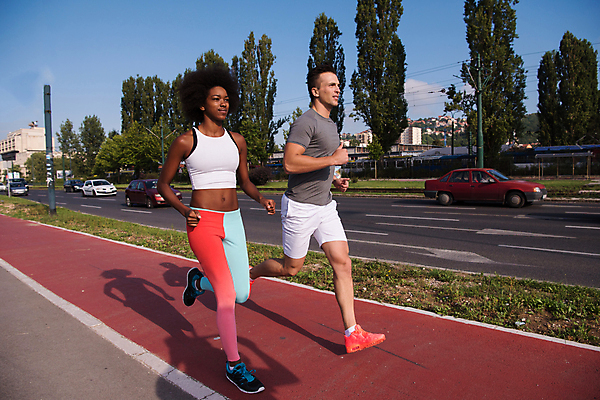 포토 JPG 해외이미지 주간 전신 나무 여자 남자 흑인 자동차 하늘 함께함 성인 야외 두명 앞모습 옆모습 달리기 조깅 보행로 마라톤 달리기선수 성인만 해외포토 자연요소 서양인 식물 길 육상교통 뷰포인트 컨셉 모션 사람 경기 운동 육상스포츠 육상선수 파일형식 이미지허브