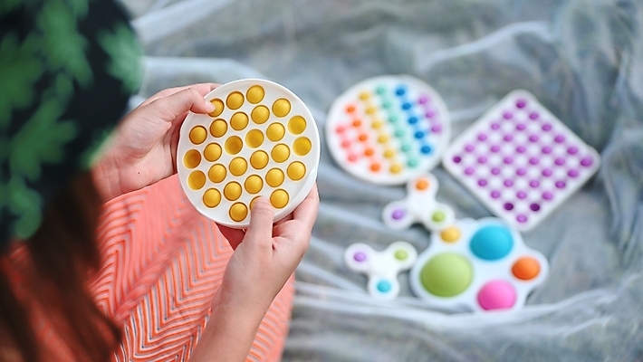 포토 JPG 해외이미지 여자 어린이 놀이 휴식 한명 들기 아웃포커스 장난감 하반신 누름 소녀한명만 푸시팝 해외포토 1 컨셉 모션 촬영기법 사람 여자한명만 소녀만 파일형식 이미지허브