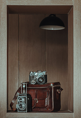 포토 JPG 해외이미지 가방 조명 사람없음 카메라 골동품 빈티지 클래식 모래시계 오브젝트 진열장 복고 해외포토 잡화 모래 시계 컨셉 전자제품 파일형식 이미지허브