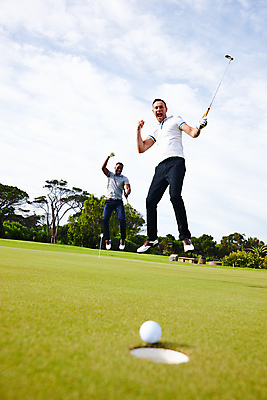 포토 JPG 해외이미지 주간 전신 라이프스타일 응시 남자 골프 공 응원 골프장 골프공 함께함 들기 성인 야외 두명 앞모습 옆모습 운동 맑음 골프채 구멍 골퍼 홀인원 성인남자만 해외포토 자연요소 시선 뷰포인트 컨셉 스포츠시설 모션 날씨 운동선수 골프용품 건강 사람 생활 구기 남자만 성인만 파일형식 이미지허브