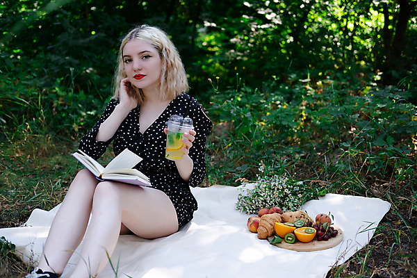 포토 JPG 해외이미지 백인 학생 라이프스타일 드레스 공원 여자 행복 음료 청소년 자연 휴가 유리병 휴식 한명 야외 책 캐주얼 초록색 독서 뷰티 소풍 맑음 자유 맛 담요 읽기 문학 해외포토 서양인 1 옷 공공시설 감정 컬러 컨셉 모션 병_용기 날씨 사람 생활 야외활동 생태계 파일형식 이미지허브