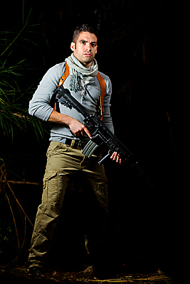 포토 JPG 해외이미지 식물 남자 포즈 한명 사람 성인 어둠 총 야간 위험 무서움 모험가 대나무 어깨 사냥꾼 영웅 보물 혼자 해외포토 자연요소 나무 직업 1 감정 무기 컨셉 신체부위 파일형식 이미지허브