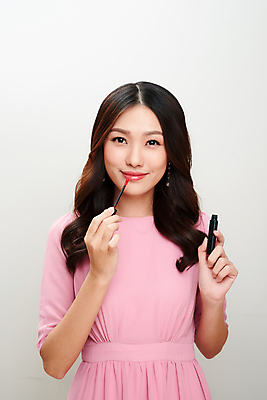 포토 JPG 해외이미지 여자 실내 한명 들기 동양인 상반신 성인 앞모습 화장 뷰티 틴트 성인여자한명만 해외포토 1 뷰포인트 모션 사람 인종 내부 화장품 여자한명만 성인여자만 파일형식 이미지허브