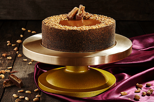 포토 JPG 해외이미지 쟁반 근접촬영 사람없음 초콜릿 땅콩 치즈케이크 나무탁자 페스츄리 캐러멜 해외포토 빵 뷰포인트 탁자 디저트 케이크 견과류 파일형식 이미지허브