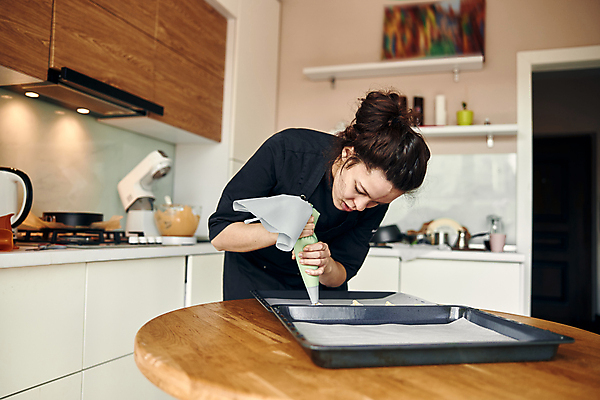 포토 JPG 해외이미지 여자 쟁반 실내 한명 들기 상반신 성인 앞모습 주방 집중 제빵 나무탁자 짜기 짤주머니 성인여자한명만 해외포토 1 뷰포인트 컨셉 모션 탁자 사람 내부 제과제빵 제빵도구 여자한명만 성인여자만 파일형식 이미지허브