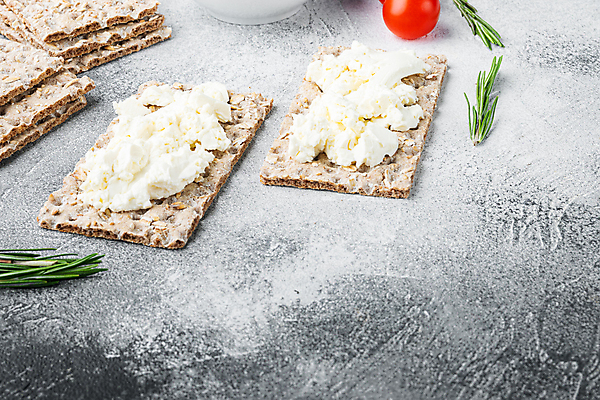 포토 JPG 해외이미지 회색배경 치즈 실내 사람없음 크래커 애피타이저 로즈메리 페타치즈 호밀크래커 해외포토 음식 백그라운드 유제품 내부 쿠키 회색 허브 파일형식 이미지허브